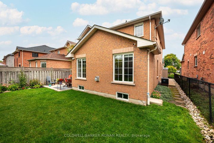 Photo 3 at 44 Baccarat Crescent, Snelgrove, Brampton