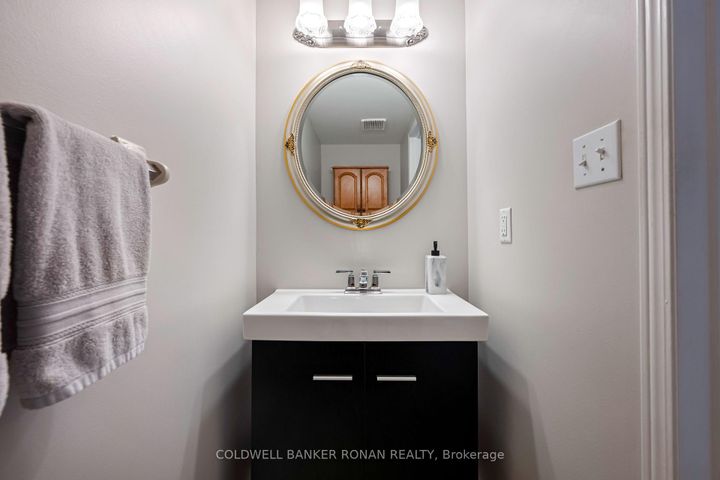Photo 12 at 44 Baccarat Crescent, Snelgrove, Brampton