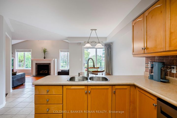 Photo 16 at 44 Baccarat Crescent, Snelgrove, Brampton
