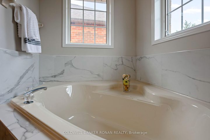 Photo 36 at 44 Baccarat Crescent, Snelgrove, Brampton