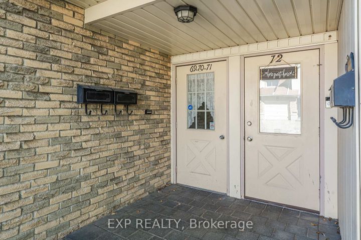 Photo 3 at 70 - 6797 Formentera Avenue, Meadowvale, Mississauga
