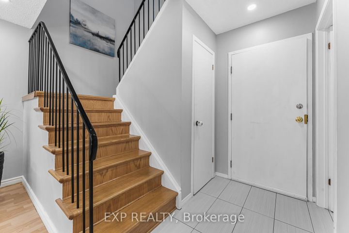 Photo 4 at 70 - 6797 Formentera Avenue, Meadowvale, Mississauga