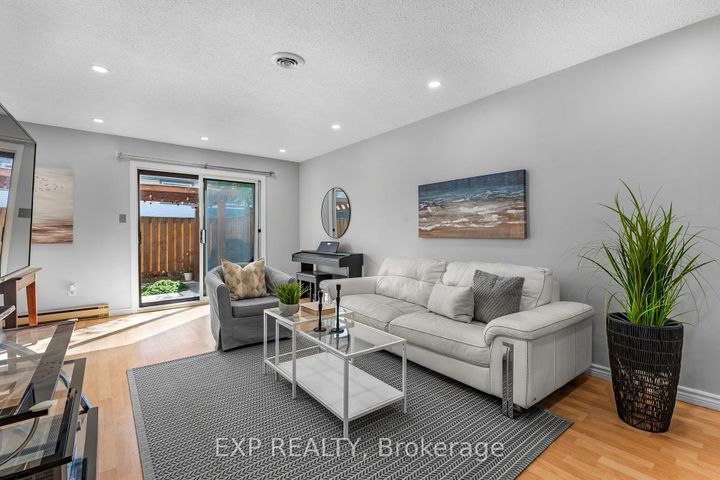 Photo 5 at 70 - 6797 Formentera Avenue, Meadowvale, Mississauga