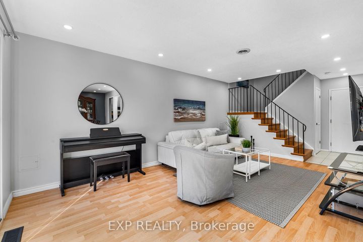 Photo 7 at 70 - 6797 Formentera Avenue, Meadowvale, Mississauga