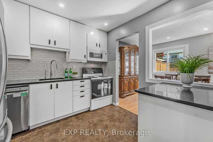 Photo 9 at 70 - 6797 Formentera Avenue, Meadowvale, Mississauga