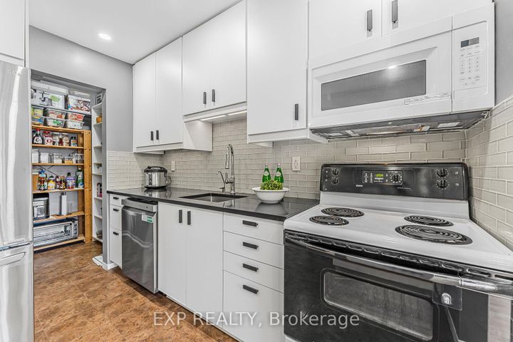 Photo 10 at 70 - 6797 Formentera Avenue, Meadowvale, Mississauga