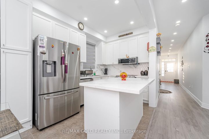 Photo 3 at 152 Vanhorne Close, Northwest Brampton, Brampton