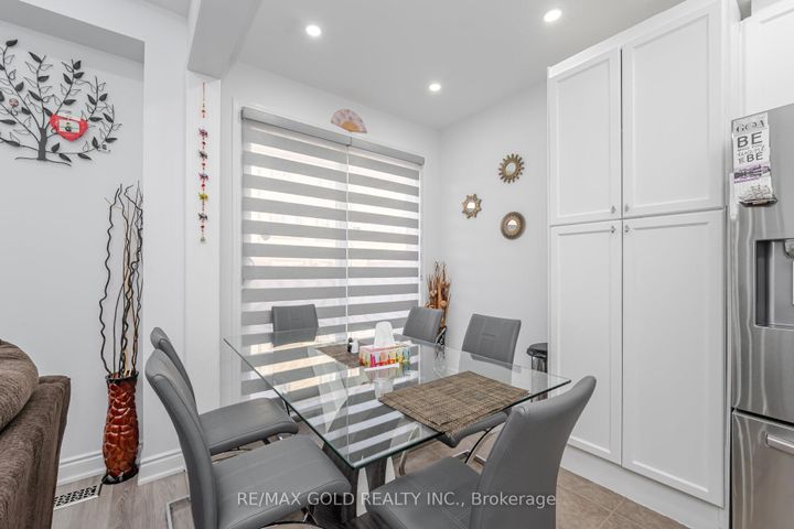 Photo 5 at 152 Vanhorne Close, Northwest Brampton, Brampton