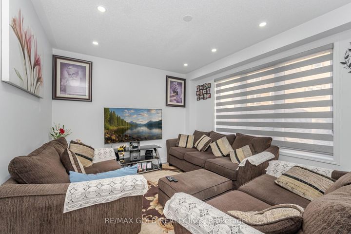 Photo 6 at 152 Vanhorne Close, Northwest Brampton, Brampton