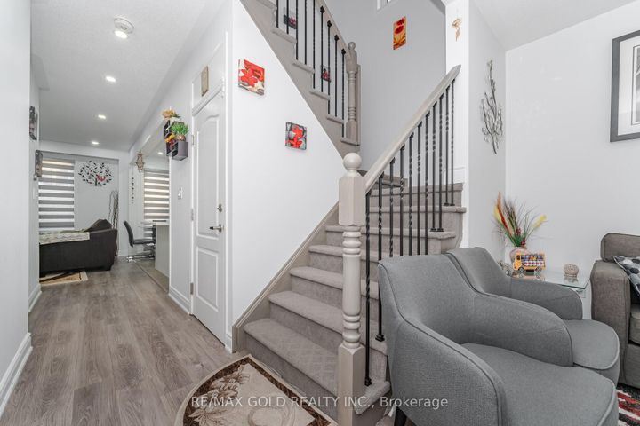 Photo 7 at 152 Vanhorne Close, Northwest Brampton, Brampton