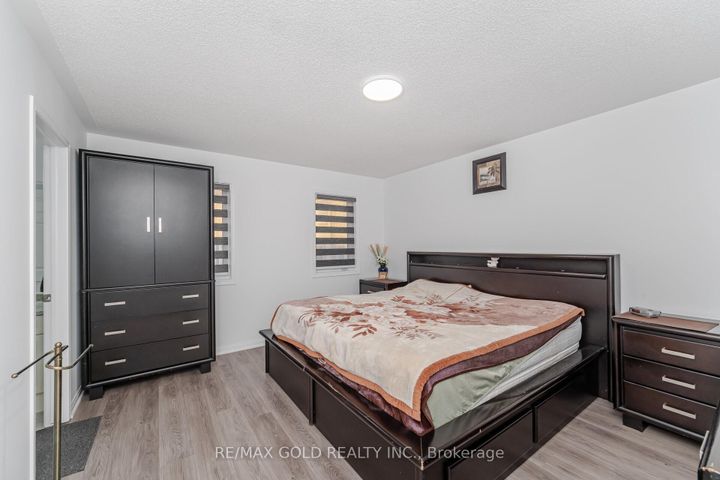 Photo 8 at 152 Vanhorne Close, Northwest Brampton, Brampton