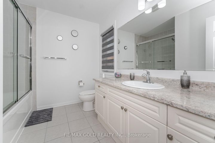 Photo 9 at 152 Vanhorne Close, Northwest Brampton, Brampton