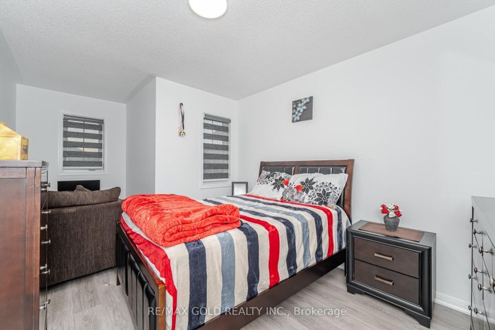 Photo 11 at 152 Vanhorne Close, Northwest Brampton, Brampton