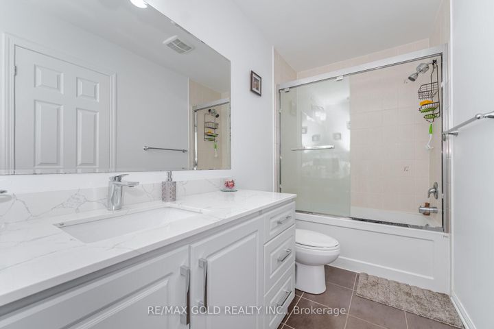 Photo 12 at 152 Vanhorne Close, Northwest Brampton, Brampton