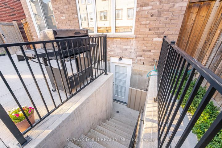 Photo 18 at 152 Vanhorne Close, Northwest Brampton, Brampton