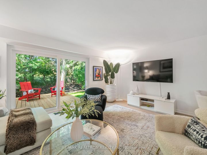 Photo 3 at 173 Tamarack Drive, Willowbrook, Markham