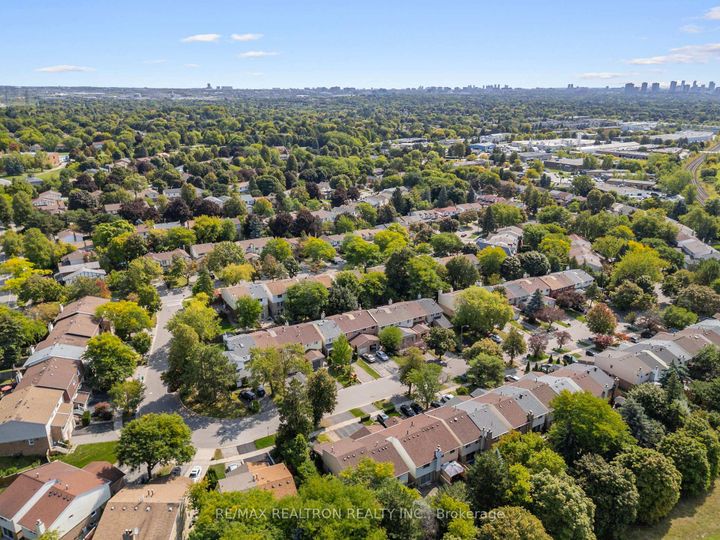 Photo 32 at 173 Tamarack Drive, Willowbrook, Markham