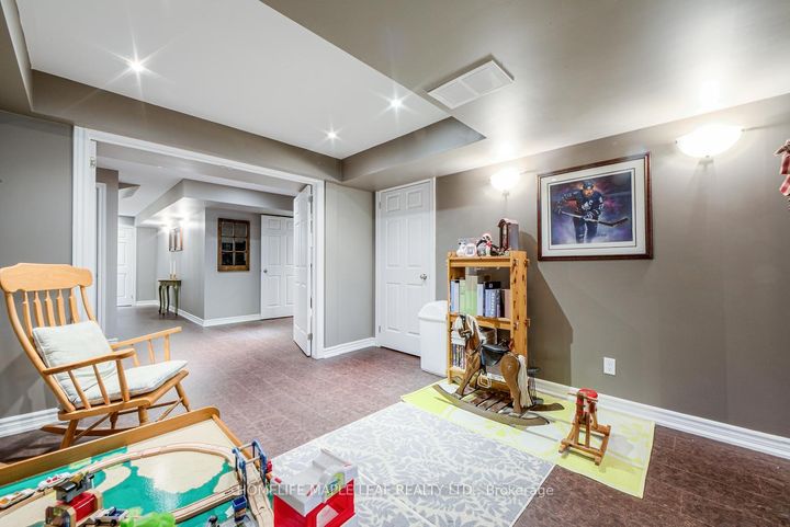 Photo 35 at 65 Cathedral Court, Waterdown, Hamilton