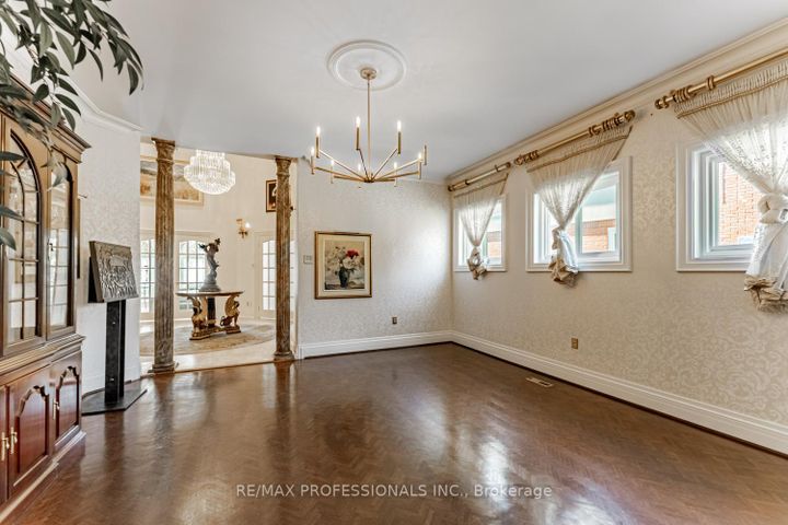 Photo 5 at 2239 Rosegate Drive, Central Erin Mills, Mississauga