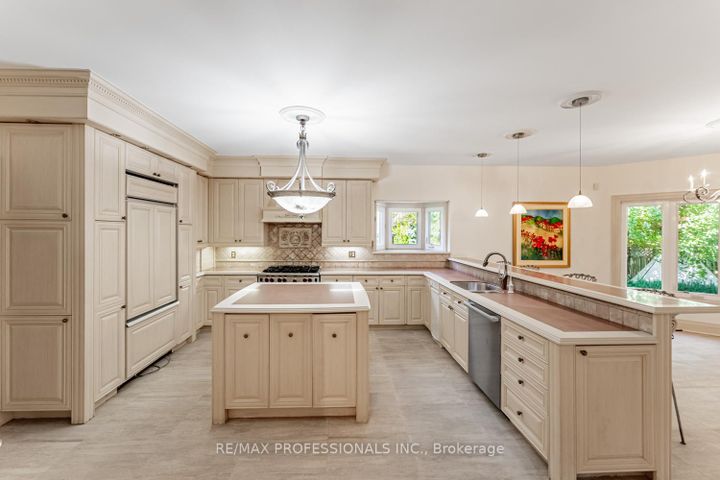 Photo 8 at 2239 Rosegate Drive, Central Erin Mills, Mississauga