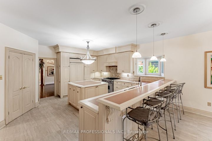 Photo 9 at 2239 Rosegate Drive, Central Erin Mills, Mississauga