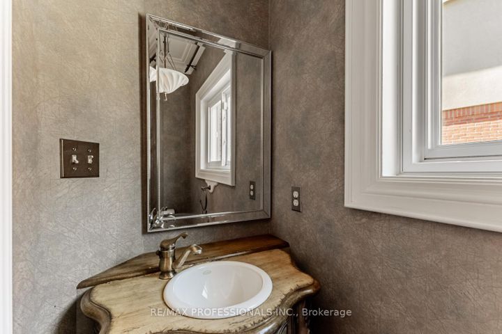 Photo 17 at 2239 Rosegate Drive, Central Erin Mills, Mississauga