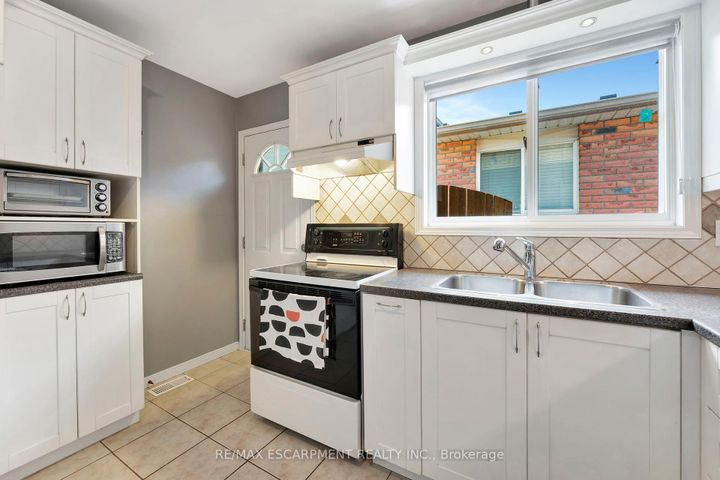 Photo 10 at 39 Marilyn Court, Ryckmans, Hamilton