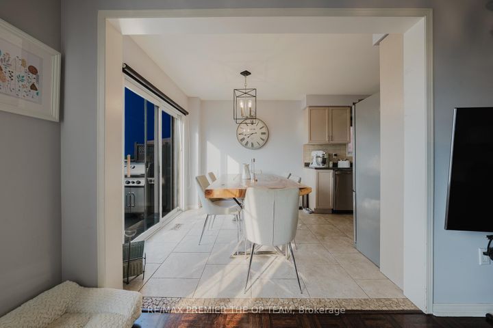 Photo 8 at 50 Beaverbrook Crescent, Rural Vaughan, Vaughan