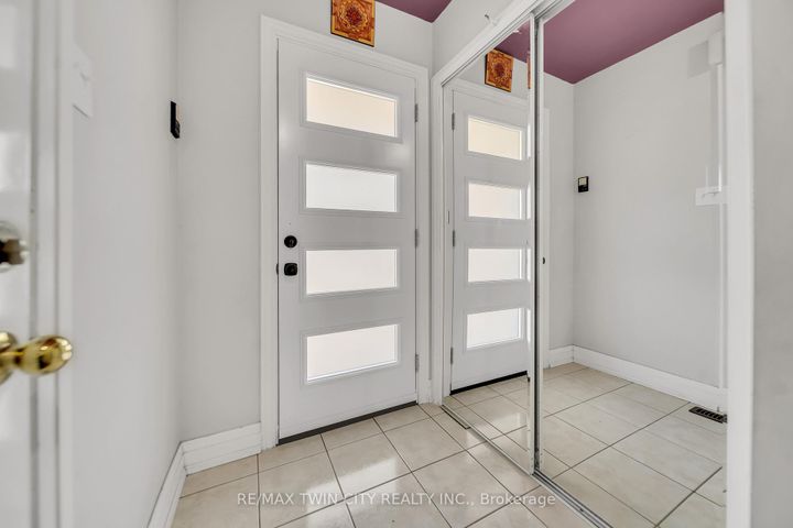 Photo 2 at 562 Orange Walk Crescent, Hurontario, Mississauga