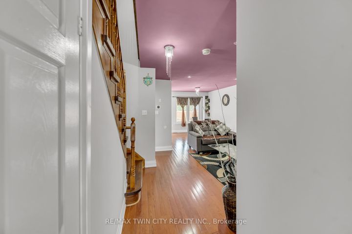 Photo 3 at 562 Orange Walk Crescent, Hurontario, Mississauga
