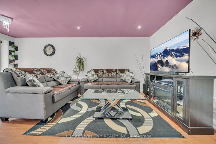 Photo 4 at 562 Orange Walk Crescent, Hurontario, Mississauga