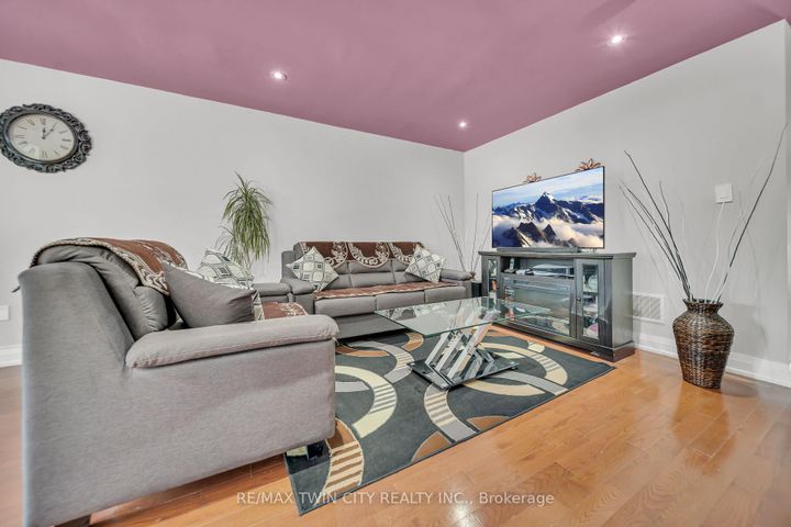 Photo 5 at 562 Orange Walk Crescent, Hurontario, Mississauga