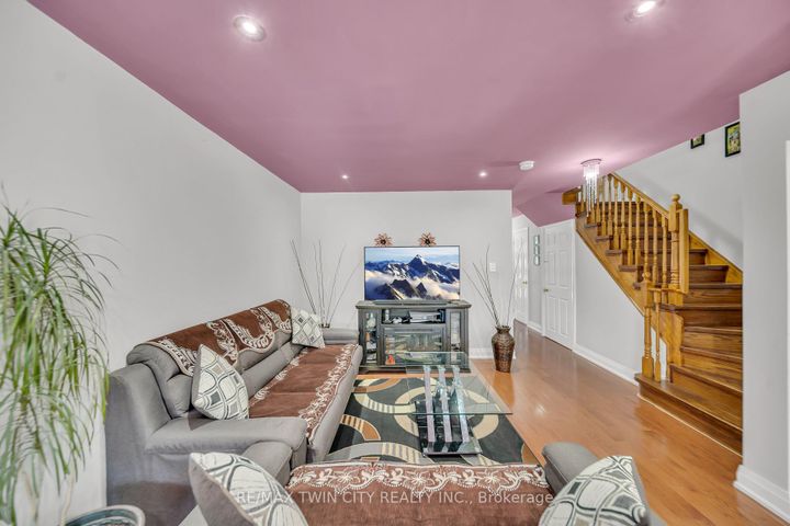 Photo 6 at 562 Orange Walk Crescent, Hurontario, Mississauga