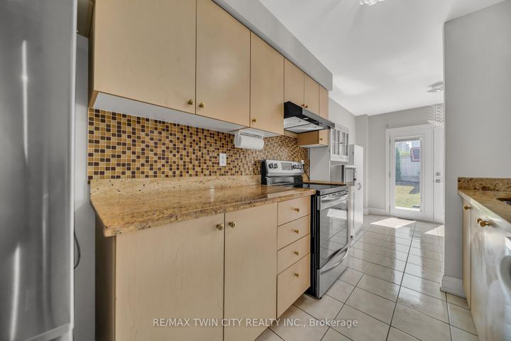Photo 7 at 562 Orange Walk Crescent, Hurontario, Mississauga