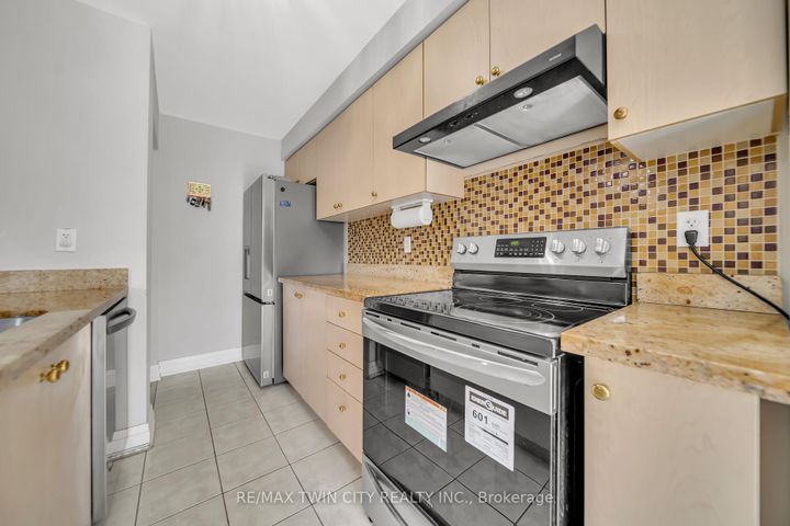 Photo 8 at 562 Orange Walk Crescent, Hurontario, Mississauga