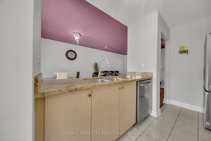 Photo 9 at 562 Orange Walk Crescent, Hurontario, Mississauga