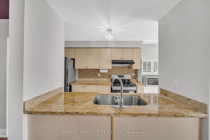 Photo 10 at 562 Orange Walk Crescent, Hurontario, Mississauga