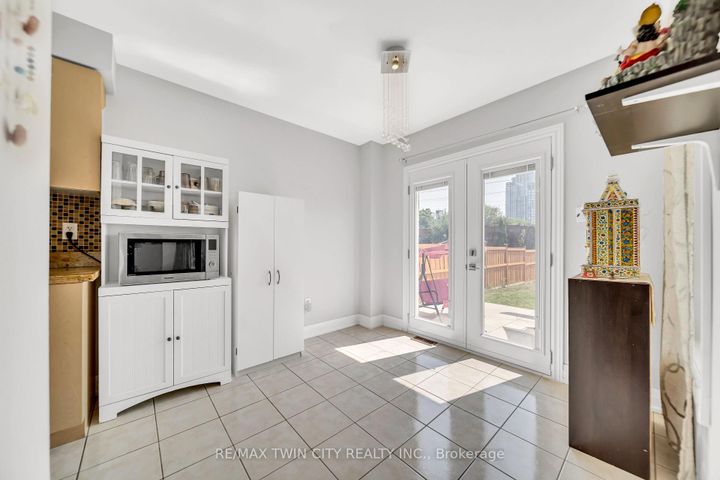 Photo 13 at 562 Orange Walk Crescent, Hurontario, Mississauga