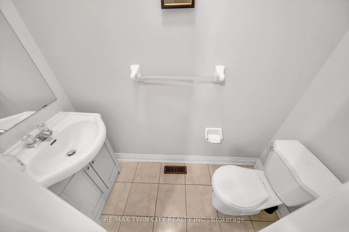 Photo 14 at 562 Orange Walk Crescent, Hurontario, Mississauga