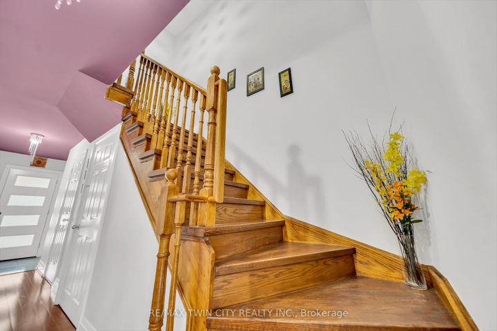 Photo 15 at 562 Orange Walk Crescent, Hurontario, Mississauga