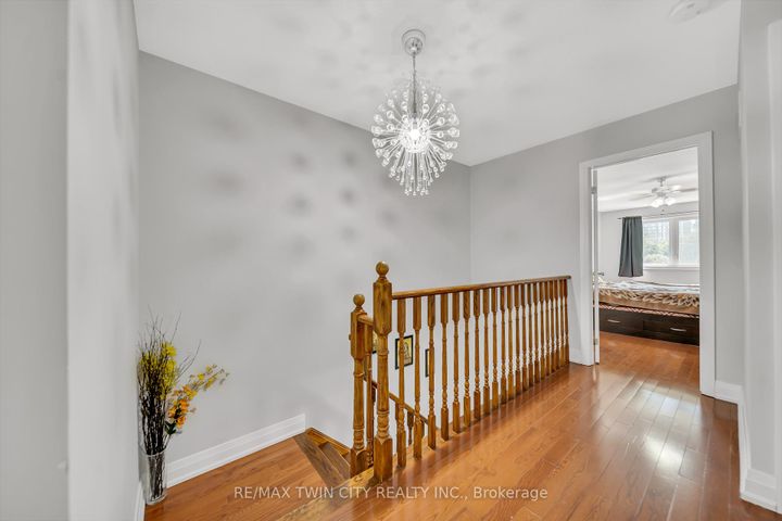 Photo 16 at 562 Orange Walk Crescent, Hurontario, Mississauga