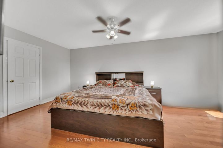 Photo 17 at 562 Orange Walk Crescent, Hurontario, Mississauga