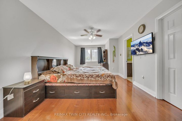 Photo 18 at 562 Orange Walk Crescent, Hurontario, Mississauga