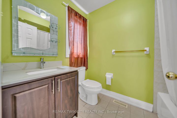 Photo 19 at 562 Orange Walk Crescent, Hurontario, Mississauga