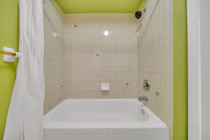Photo 20 at 562 Orange Walk Crescent, Hurontario, Mississauga