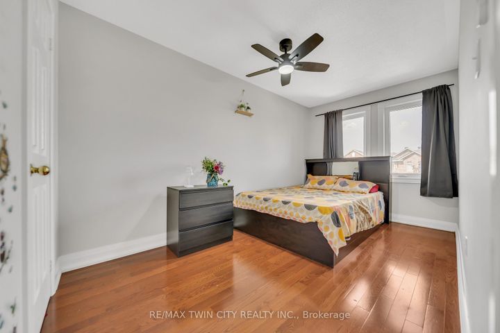 Photo 21 at 562 Orange Walk Crescent, Hurontario, Mississauga