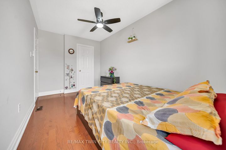 Photo 22 at 562 Orange Walk Crescent, Hurontario, Mississauga