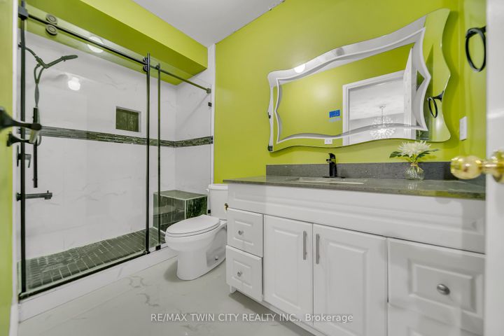 Photo 24 at 562 Orange Walk Crescent, Hurontario, Mississauga