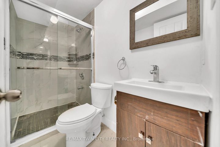 Photo 30 at 562 Orange Walk Crescent, Hurontario, Mississauga