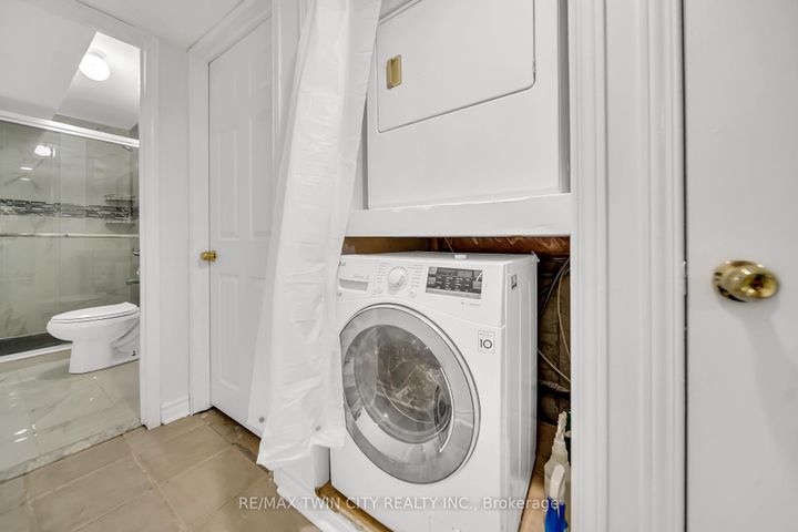 Photo 31 at 562 Orange Walk Crescent, Hurontario, Mississauga